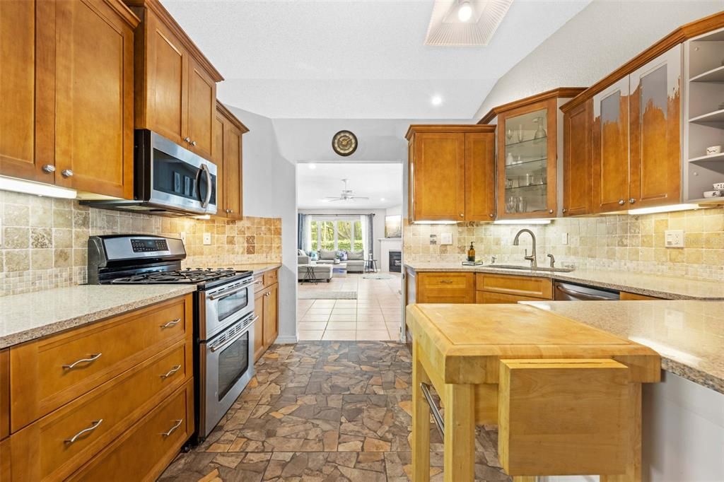For Sale: $399,999 (3 beds, 2 baths, 2376 Square Feet)