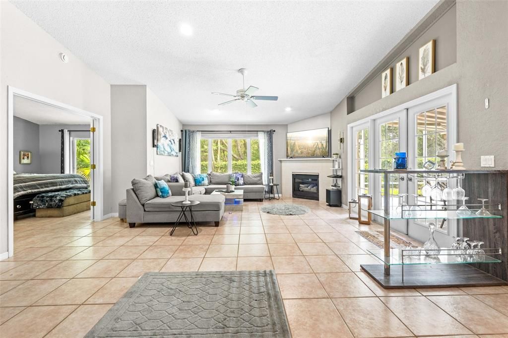 For Sale: $399,999 (3 beds, 2 baths, 2376 Square Feet)