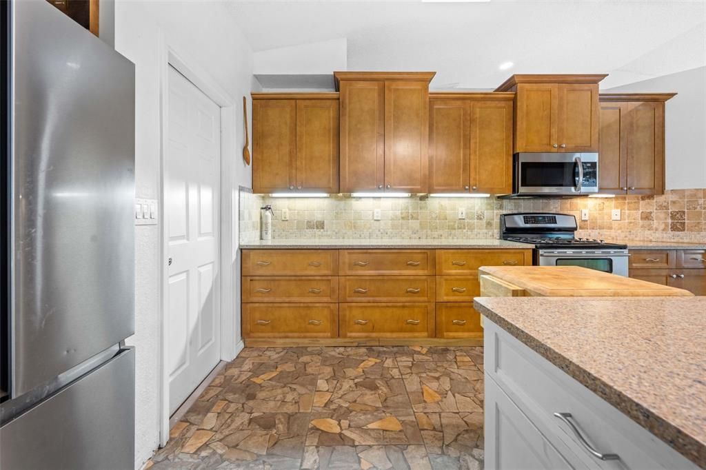 For Sale: $399,999 (3 beds, 2 baths, 2376 Square Feet)