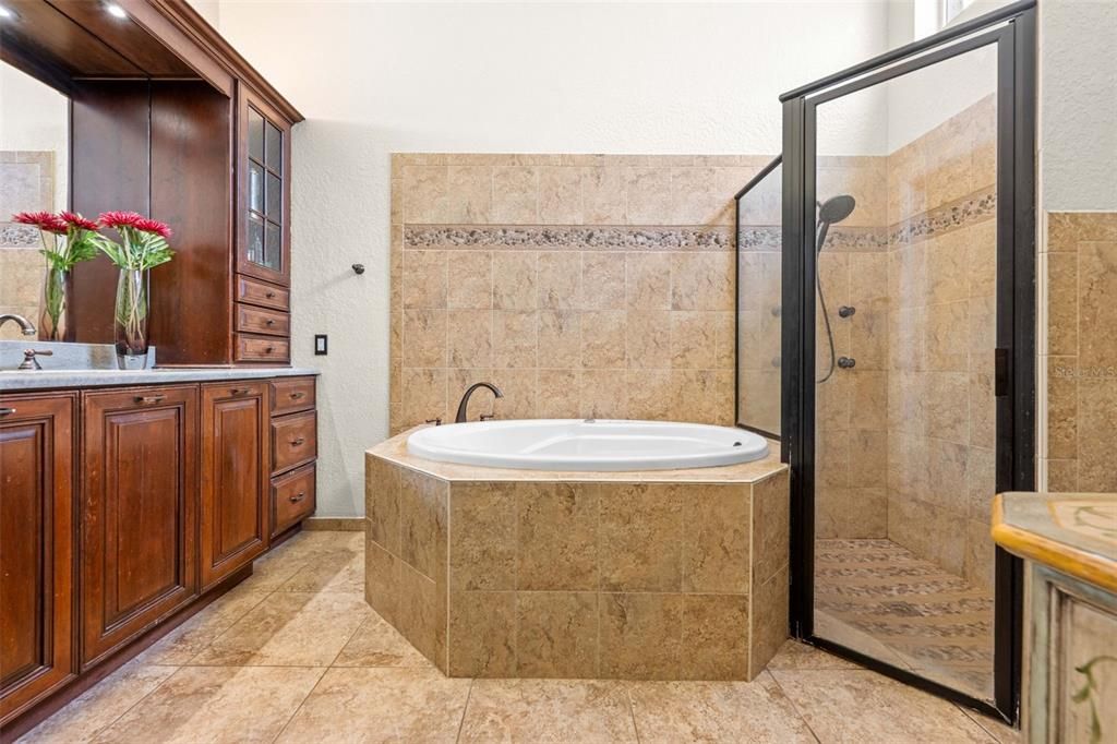 For Sale: $399,999 (3 beds, 2 baths, 2376 Square Feet)