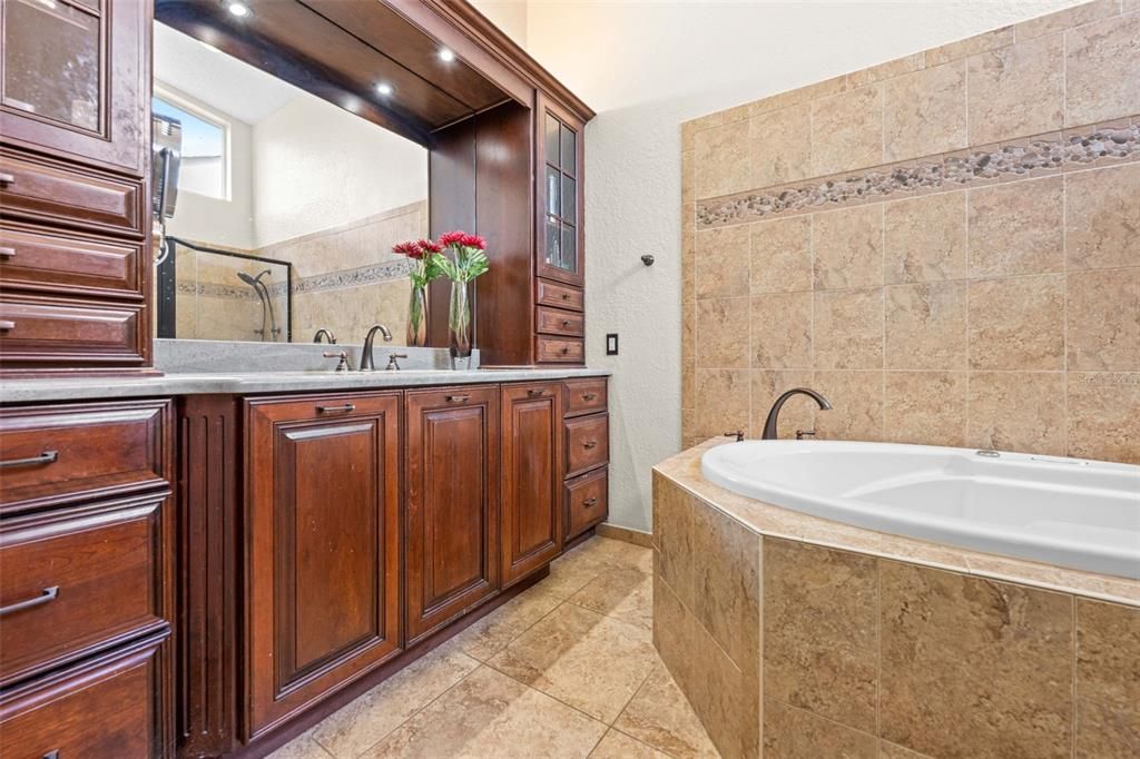 For Sale: $399,999 (3 beds, 2 baths, 2376 Square Feet)