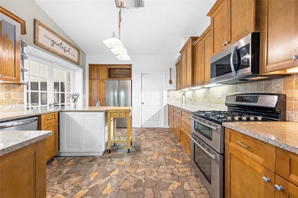 For Sale: $399,999 (3 beds, 2 baths, 2376 Square Feet)