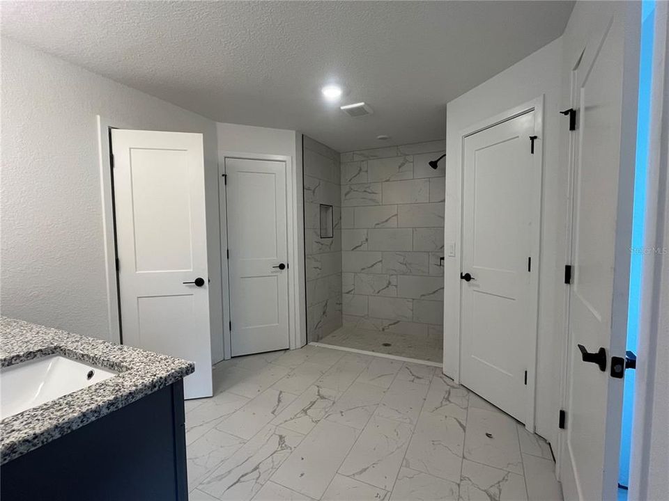 En Venta: $333,450 (4 camas, 2 baños, 2240 Pies cuadrados)