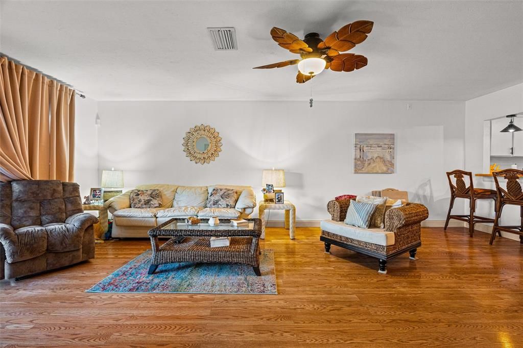 For Sale: $289,900 (2 beds, 2 baths, 1214 Square Feet)