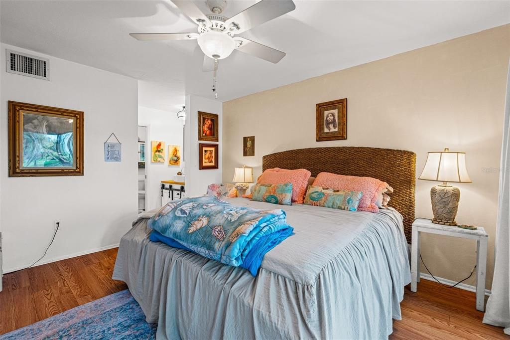 For Sale: $289,900 (2 beds, 2 baths, 1214 Square Feet)