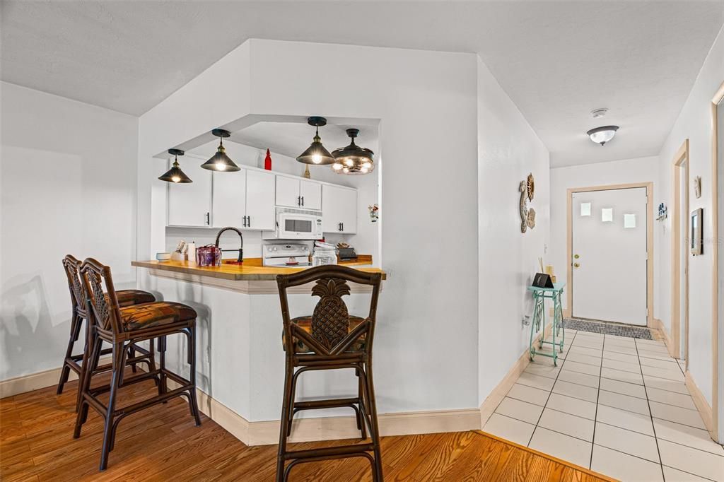 For Sale: $289,900 (2 beds, 2 baths, 1214 Square Feet)