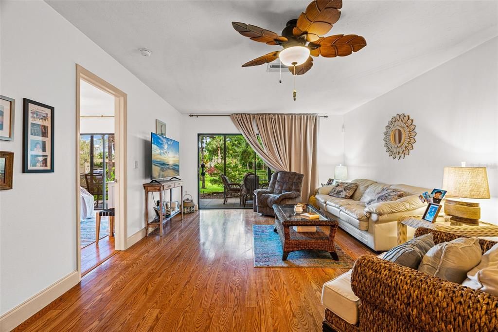 For Sale: $289,900 (2 beds, 2 baths, 1214 Square Feet)