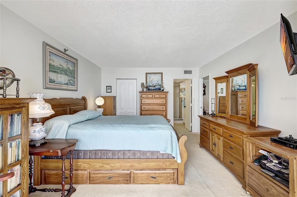 For Sale: $750,000 (2 beds, 2 baths, 1167 Square Feet)