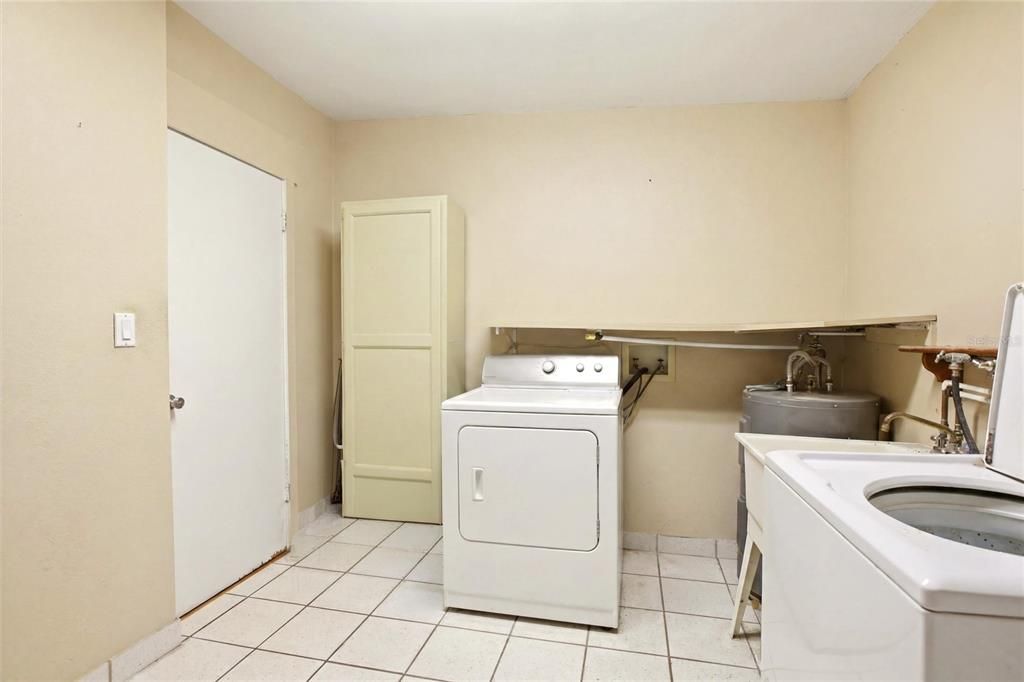 For Sale: $254,900 (2 beds, 2 baths, 1130 Square Feet)