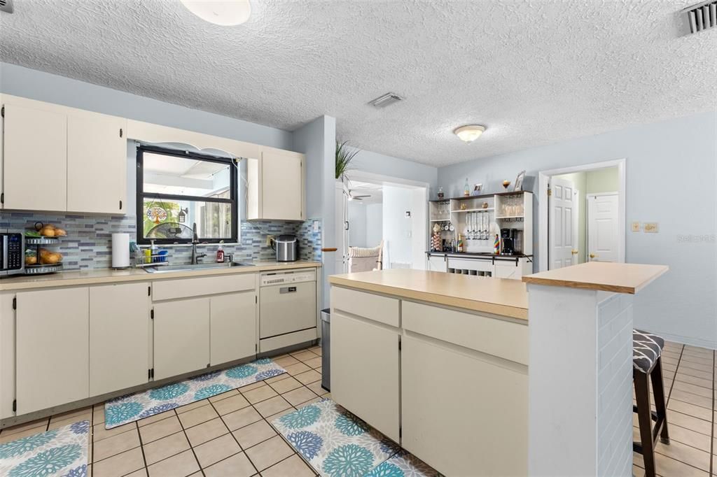 For Sale: $569,000 (4 beds, 2 baths, 1786 Square Feet)