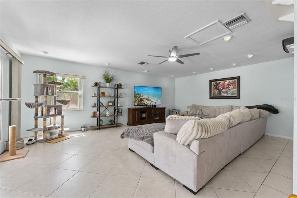 For Sale: $569,000 (4 beds, 2 baths, 1786 Square Feet)