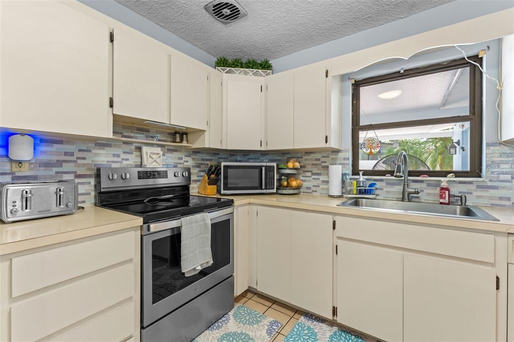 For Sale: $569,000 (4 beds, 2 baths, 1786 Square Feet)