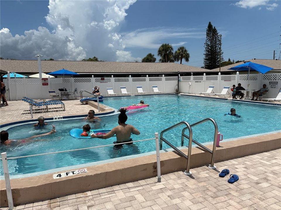 На продажу: $133,900 (2 спален, 1 ванн, 600 Квадратных фут)