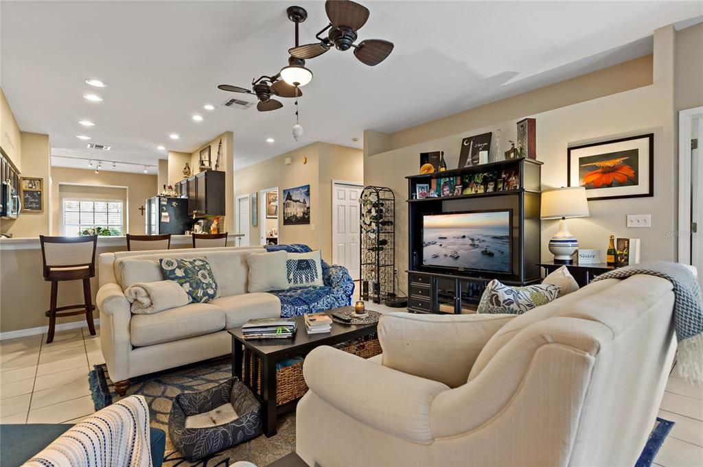 For Sale: $323,000 (2 beds, 2 baths, 1367 Square Feet)