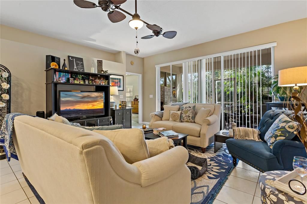 For Sale: $323,000 (2 beds, 2 baths, 1367 Square Feet)