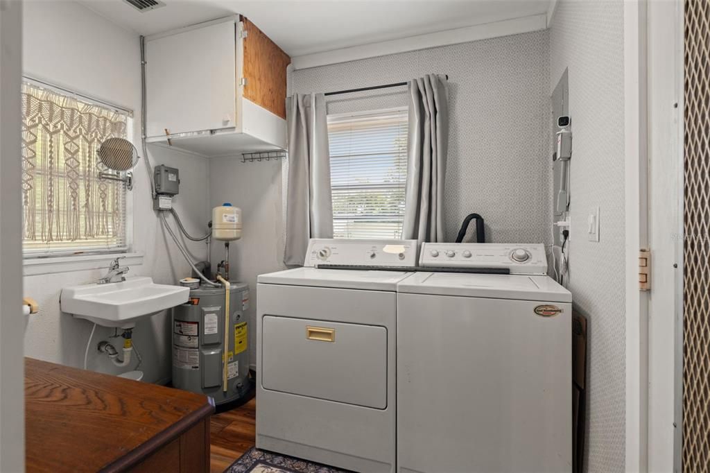 : $360,000 (3 спален, 1 ванн, 1634 Квадратных фут)