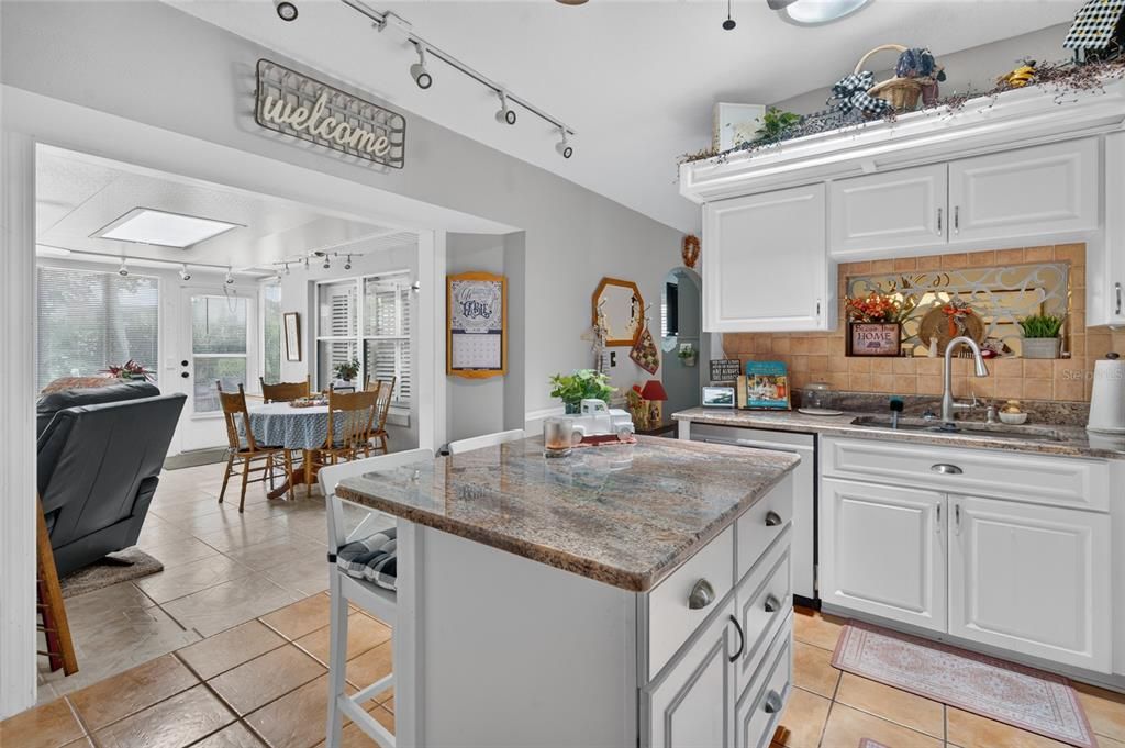 For Sale: $244,900 (2 beds, 2 baths, 1648 Square Feet)