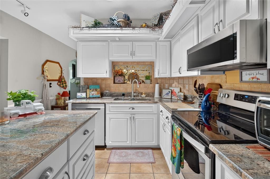 For Sale: $244,900 (2 beds, 2 baths, 1648 Square Feet)