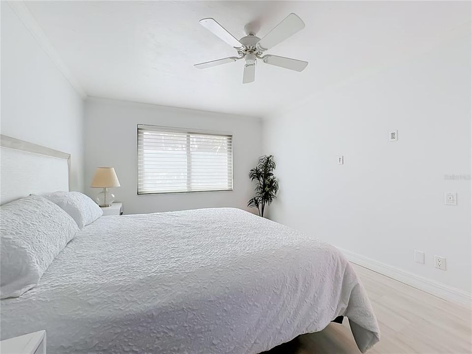 For Sale: $219,800 (1 beds, 1 baths, 731 Square Feet)