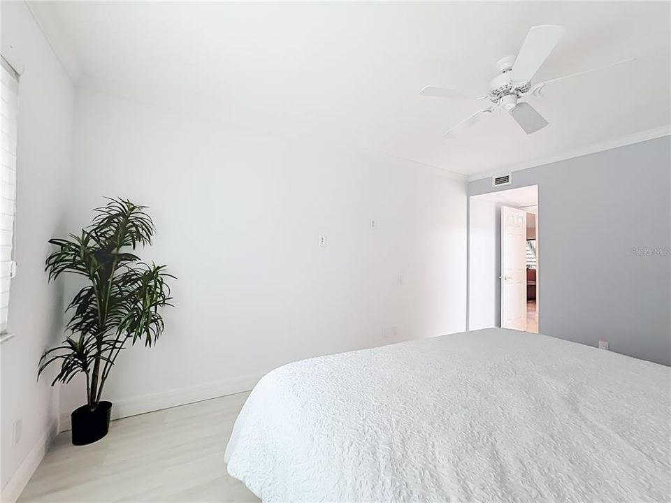 For Sale: $219,800 (1 beds, 1 baths, 731 Square Feet)