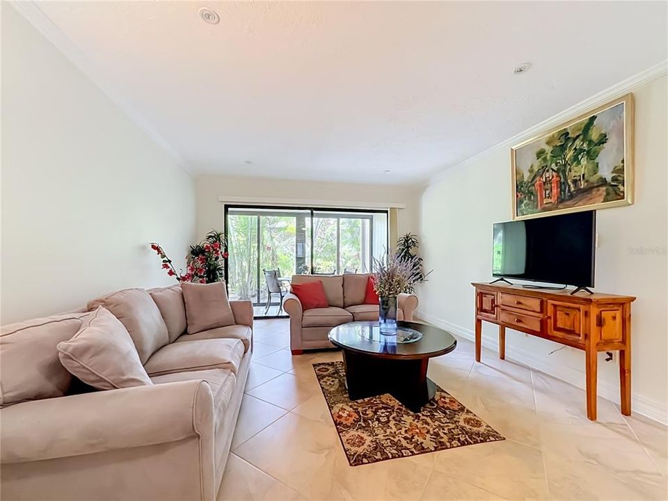 For Sale: $219,800 (1 beds, 1 baths, 731 Square Feet)
