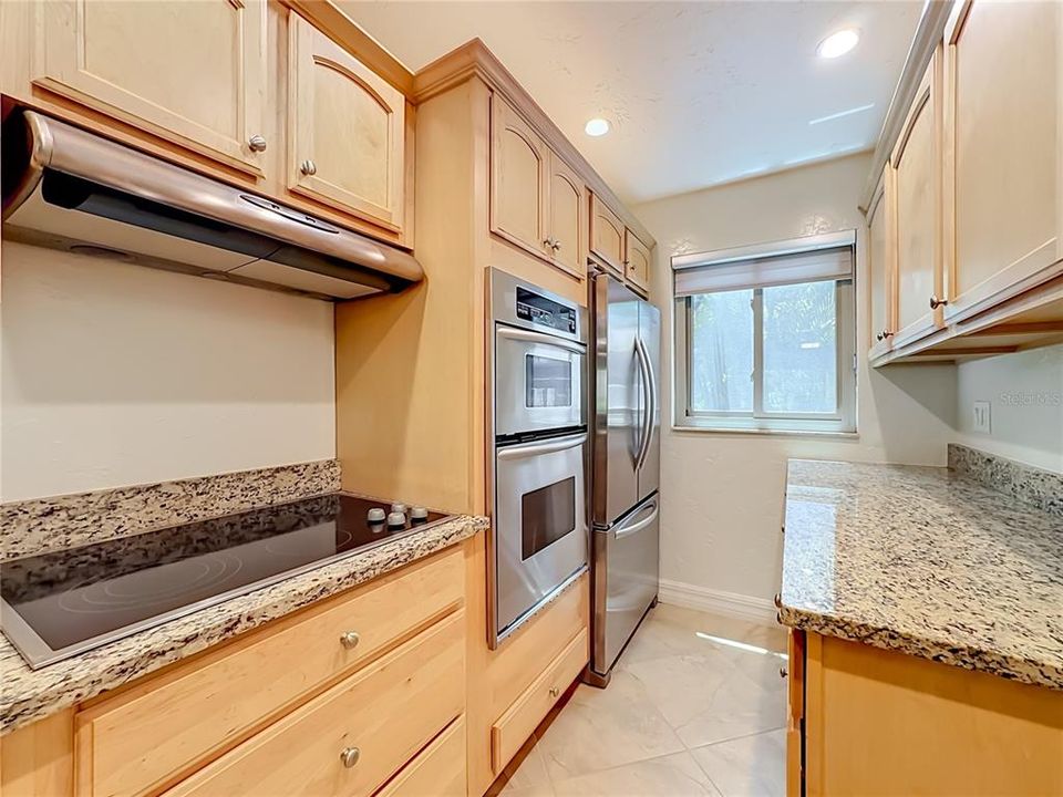 For Sale: $219,800 (1 beds, 1 baths, 731 Square Feet)