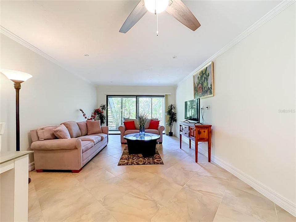 For Sale: $219,800 (1 beds, 1 baths, 731 Square Feet)