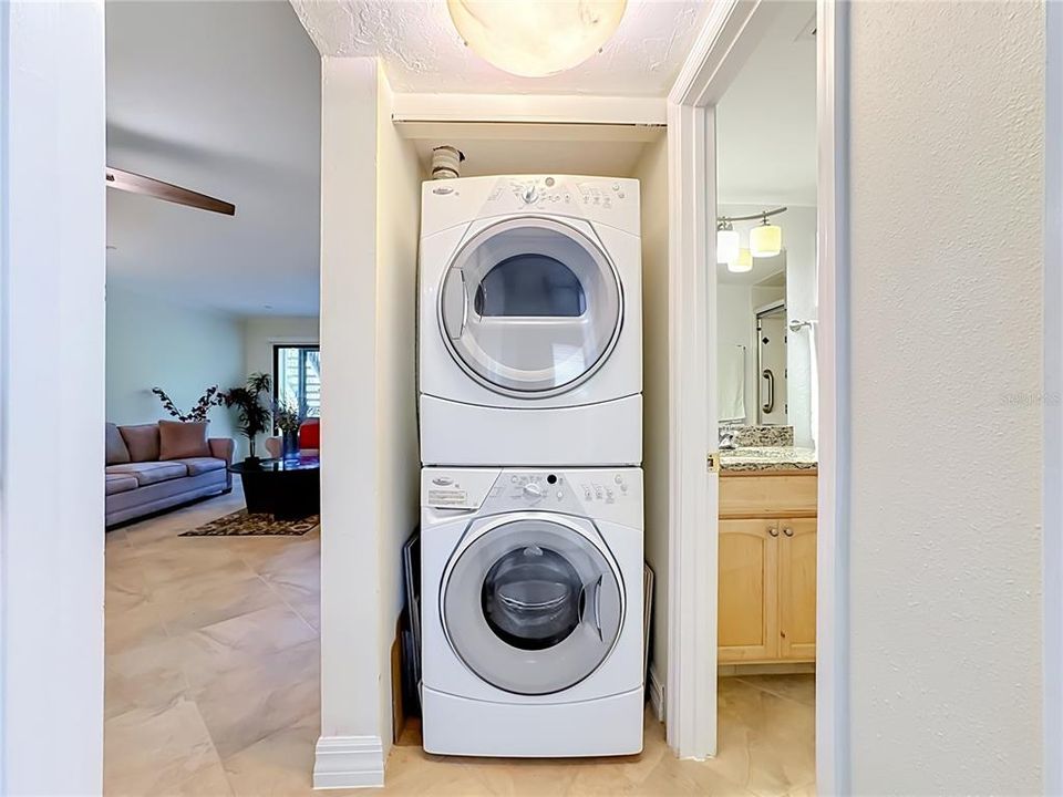 For Sale: $219,800 (1 beds, 1 baths, 731 Square Feet)