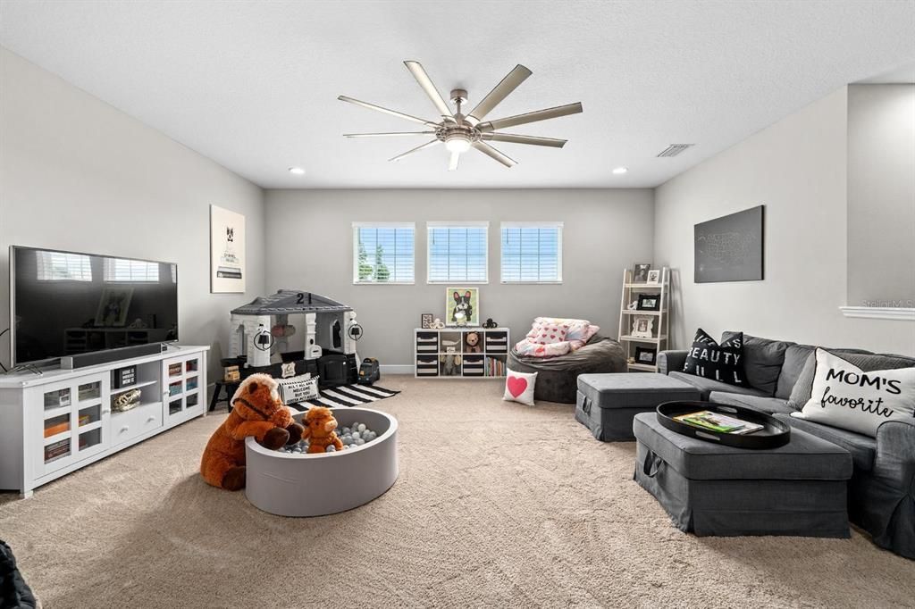 For Sale: $925,000 (5 beds, 4 baths, 3565 Square Feet)