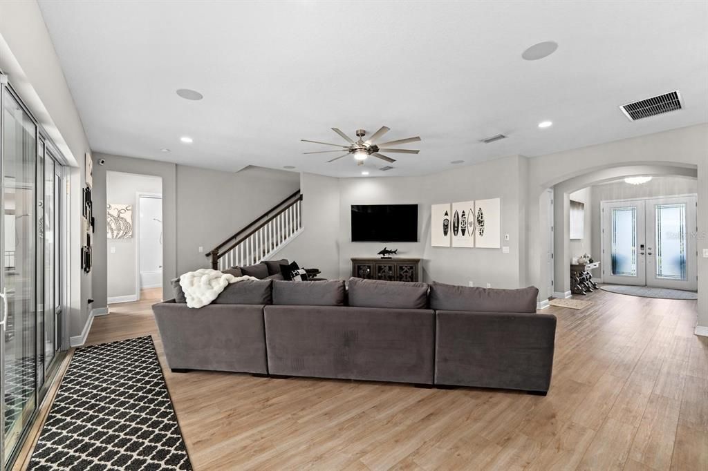 For Sale: $925,000 (5 beds, 4 baths, 3565 Square Feet)