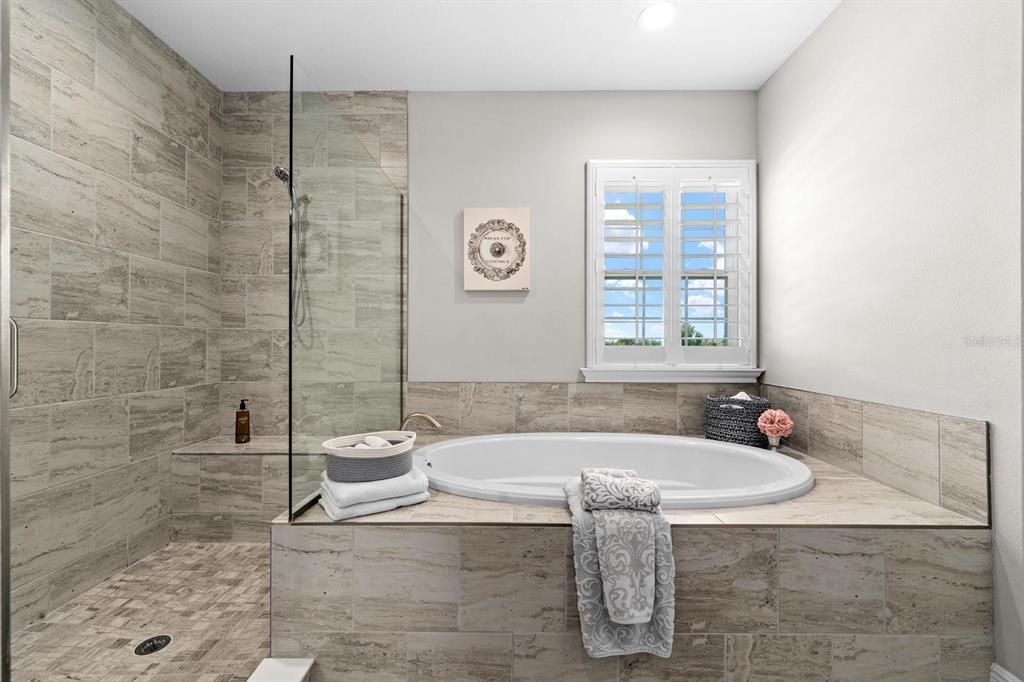 For Sale: $925,000 (5 beds, 4 baths, 3565 Square Feet)