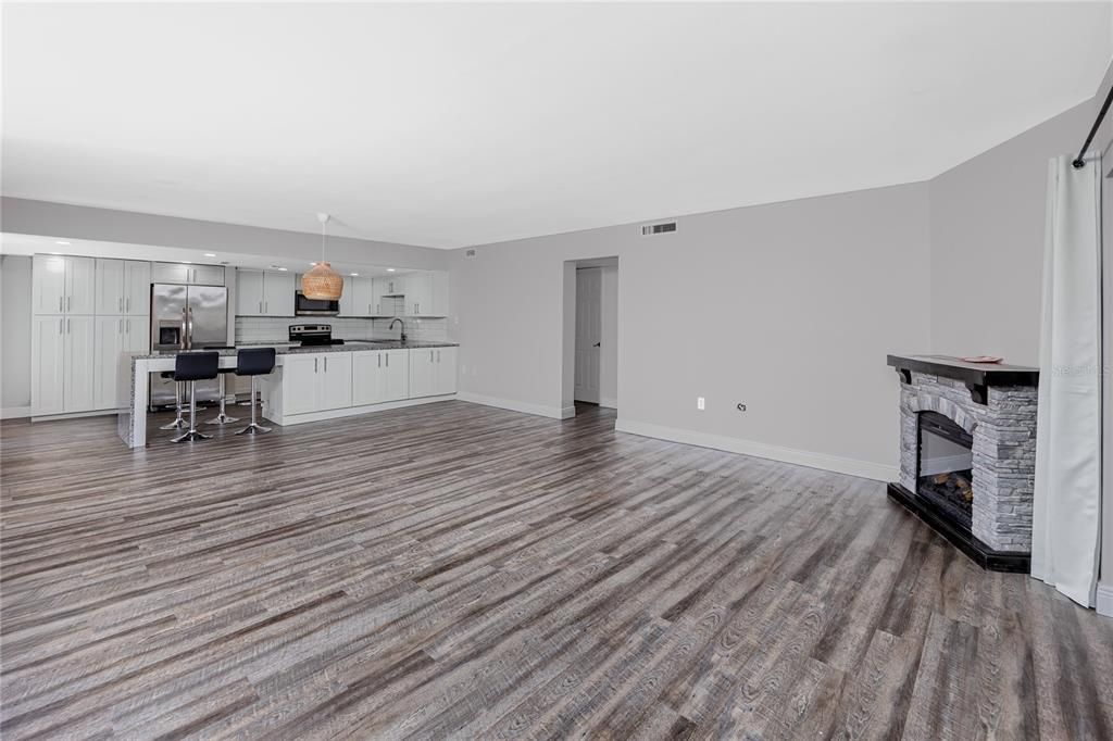 For Sale: $469,900 (2 beds, 2 baths, 1315 Square Feet)