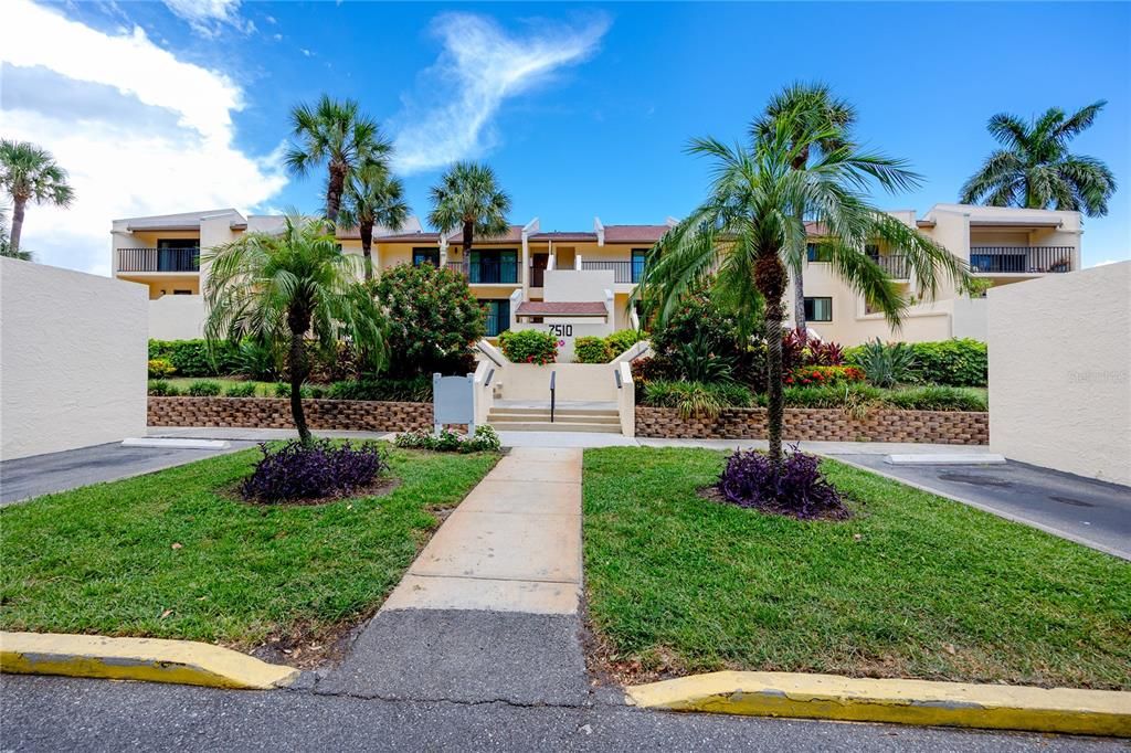 For Sale: $469,900 (2 beds, 2 baths, 1315 Square Feet)