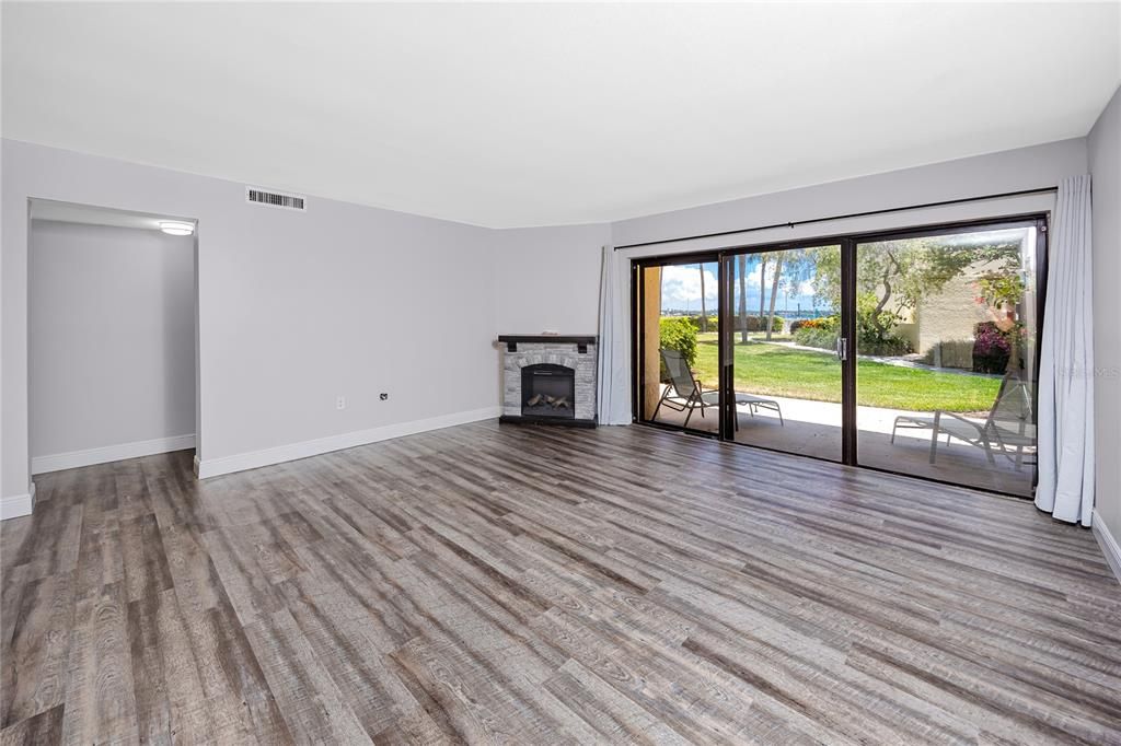 For Sale: $469,900 (2 beds, 2 baths, 1315 Square Feet)