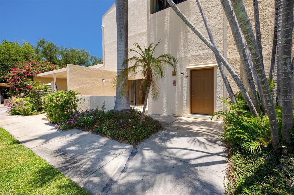 For Sale: $469,900 (2 beds, 2 baths, 1315 Square Feet)