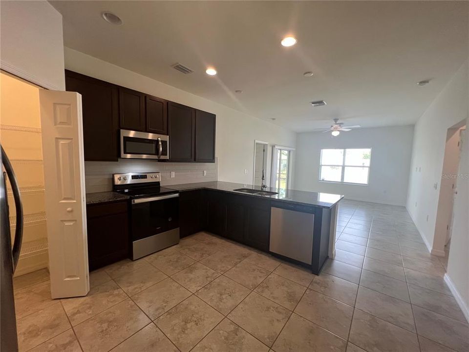 For Rent: $1,800 (3 beds, 2 baths, 1585 Square Feet)