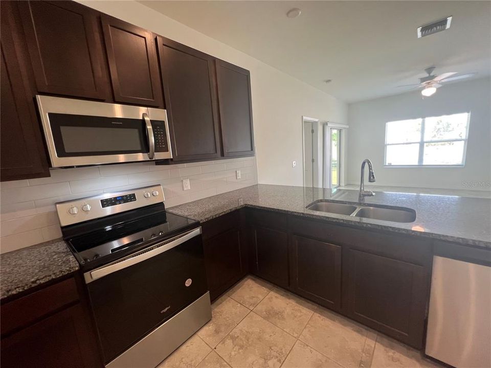 For Rent: $1,800 (3 beds, 2 baths, 1585 Square Feet)