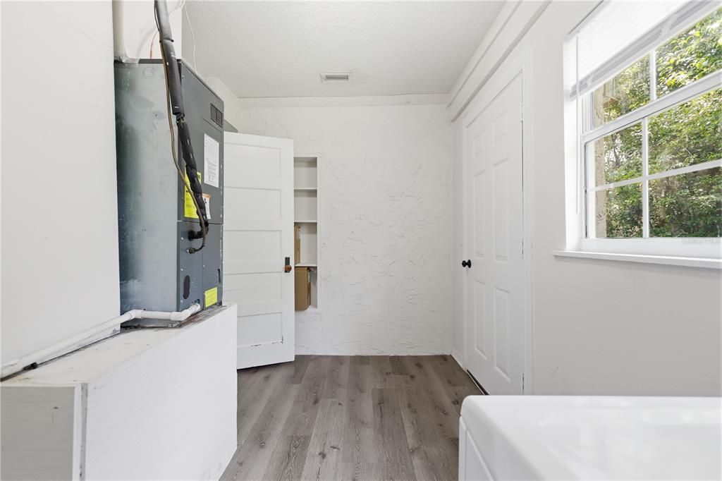 For Sale: $214,999 (2 beds, 1 baths, 990 Square Feet)