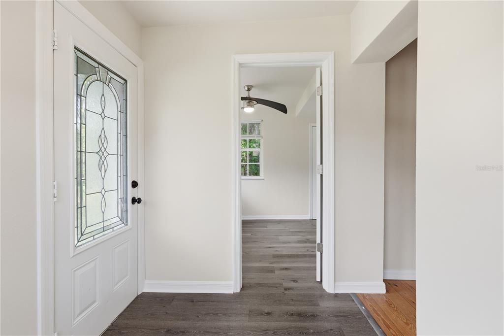 For Sale: $214,999 (2 beds, 1 baths, 990 Square Feet)