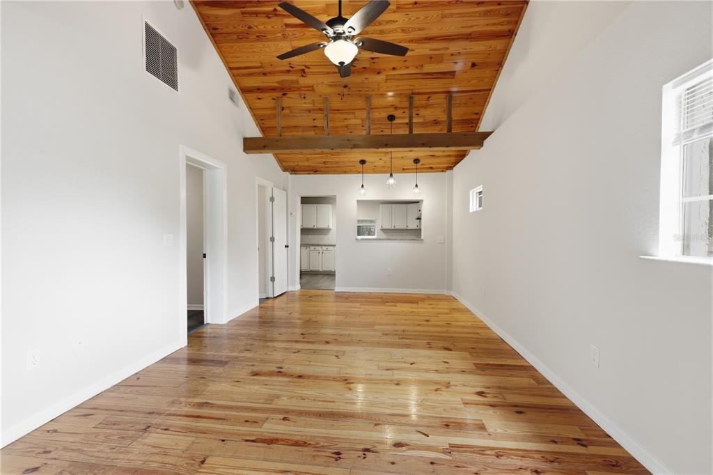For Sale: $214,999 (2 beds, 1 baths, 990 Square Feet)