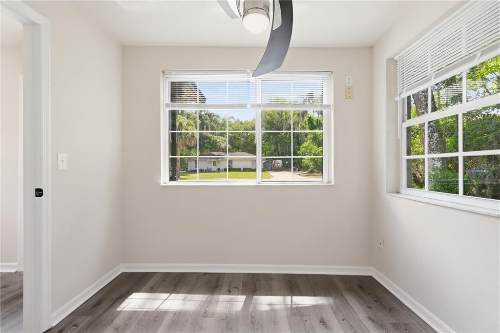 For Sale: $214,999 (2 beds, 1 baths, 990 Square Feet)