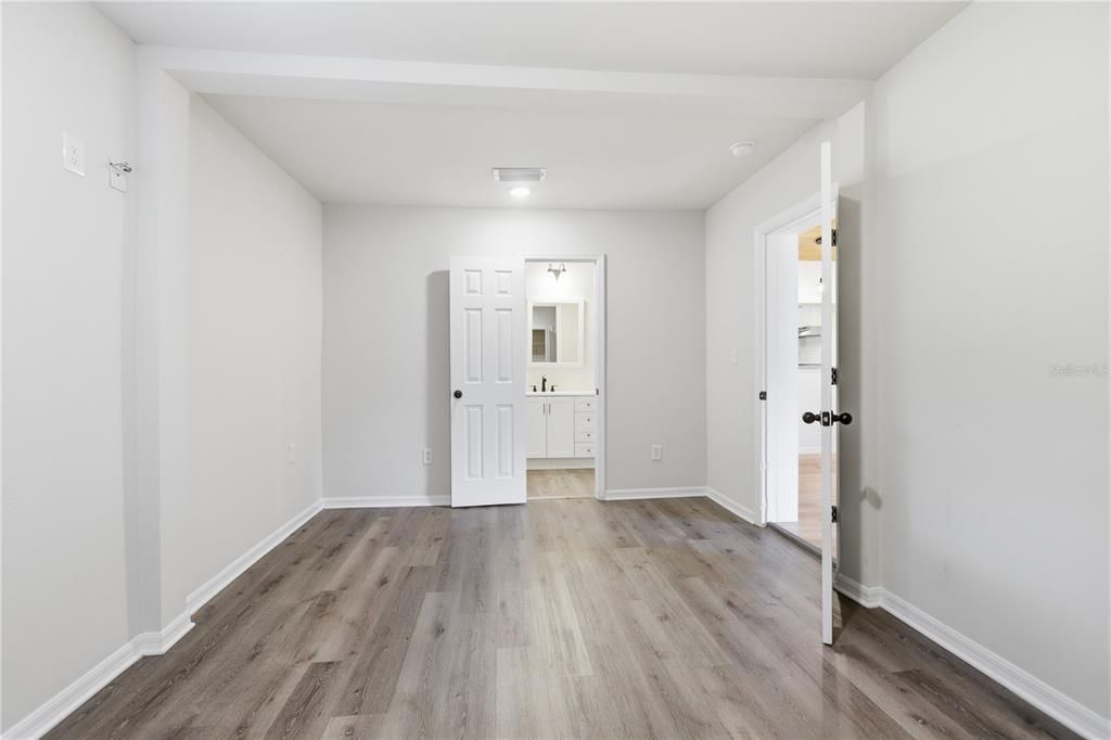 For Sale: $214,999 (2 beds, 1 baths, 990 Square Feet)