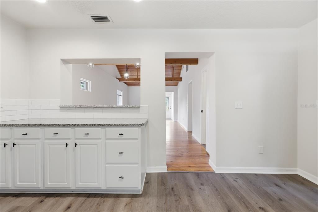 For Sale: $214,999 (2 beds, 1 baths, 990 Square Feet)