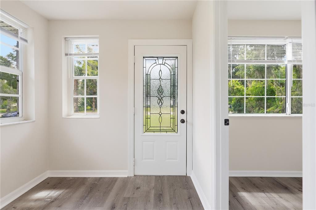 For Sale: $214,999 (2 beds, 1 baths, 990 Square Feet)