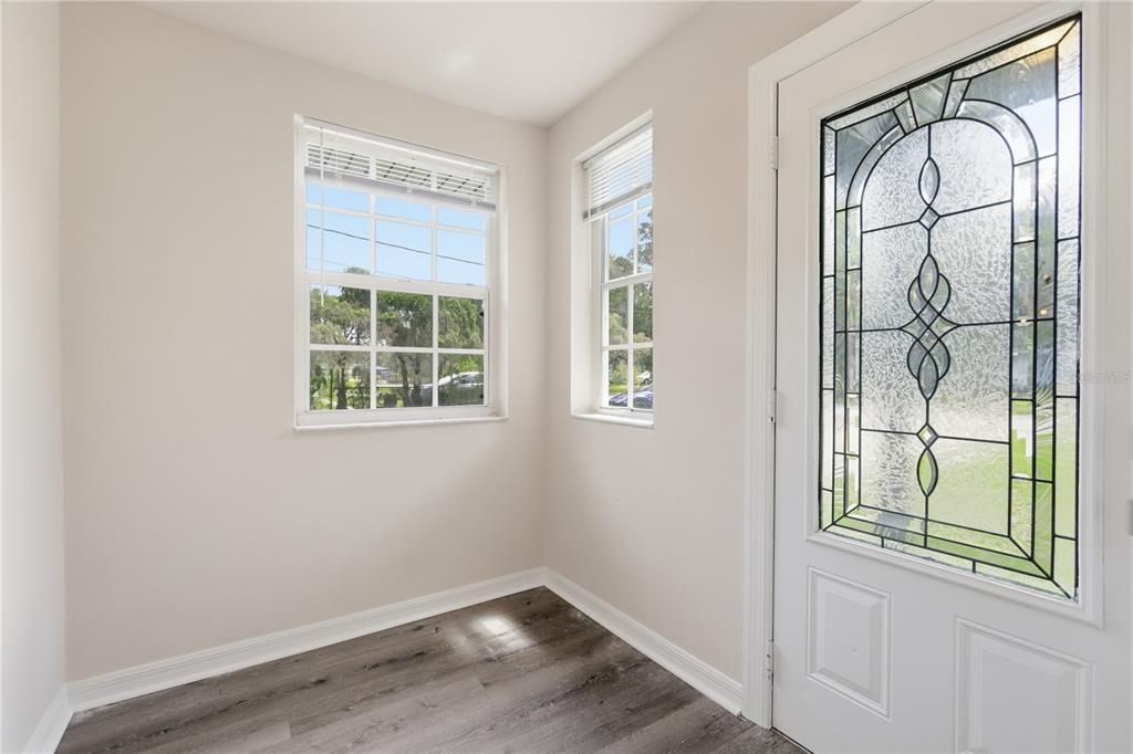 For Sale: $214,999 (2 beds, 1 baths, 990 Square Feet)