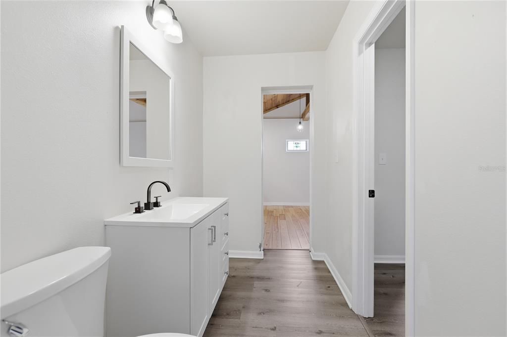 For Sale: $214,999 (2 beds, 1 baths, 990 Square Feet)