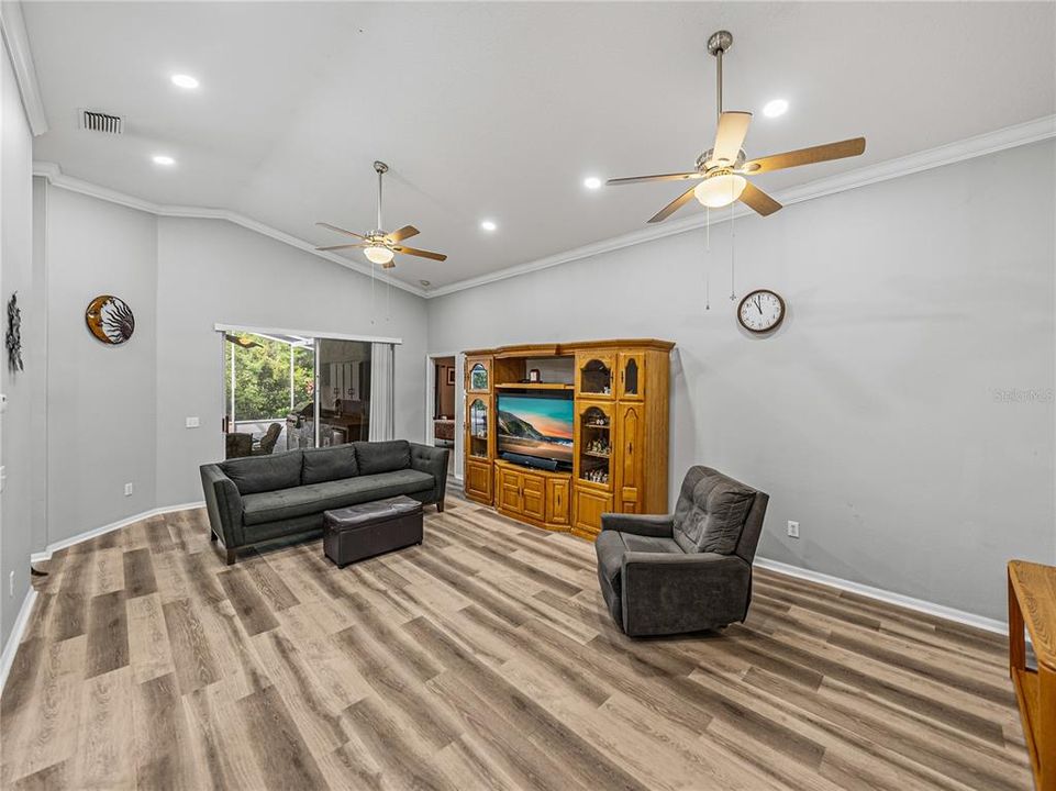 En Venta: $387,000 (4 camas, 2 baños, 2098 Pies cuadrados)