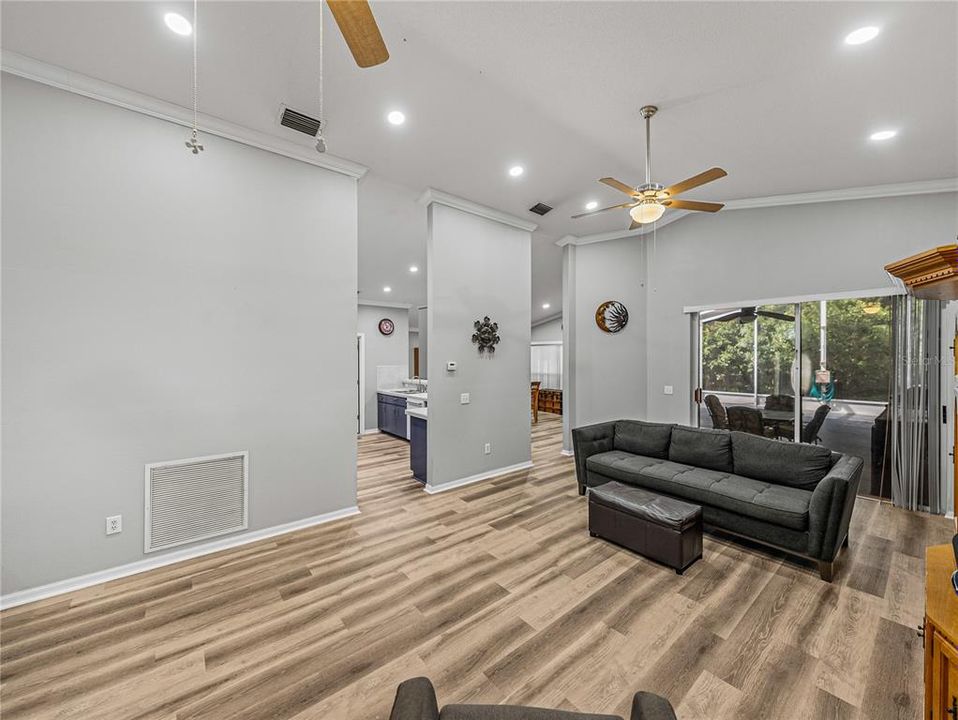 En Venta: $387,000 (4 camas, 2 baños, 2098 Pies cuadrados)