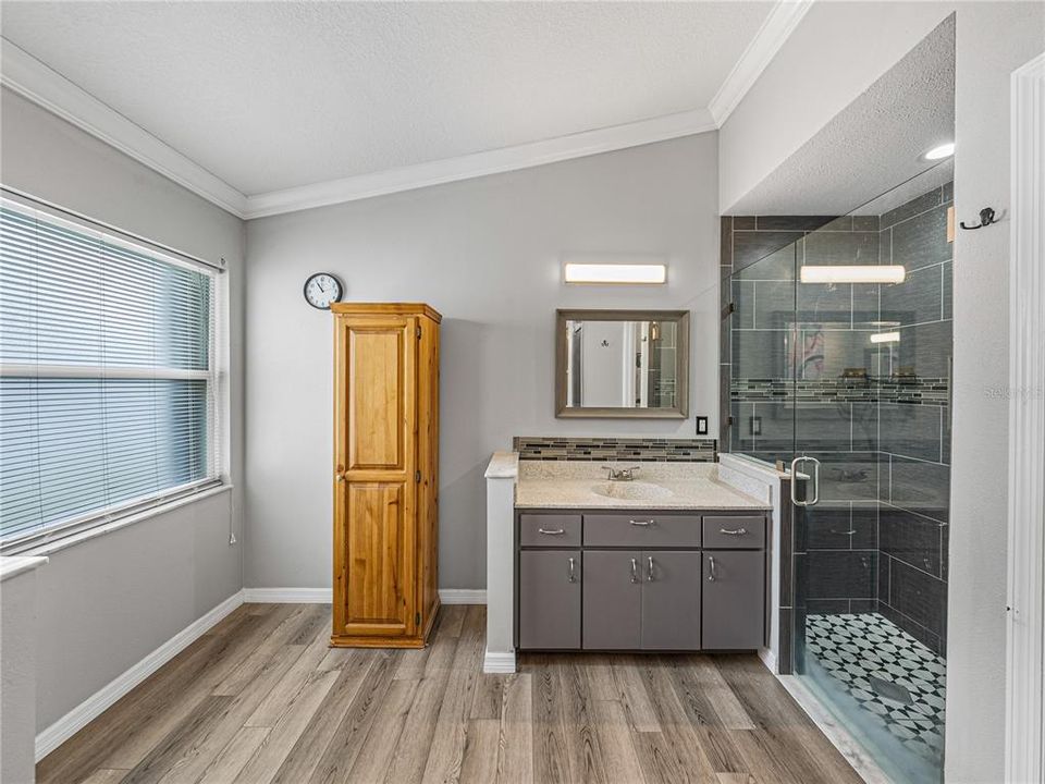 En Venta: $387,000 (4 camas, 2 baños, 2098 Pies cuadrados)