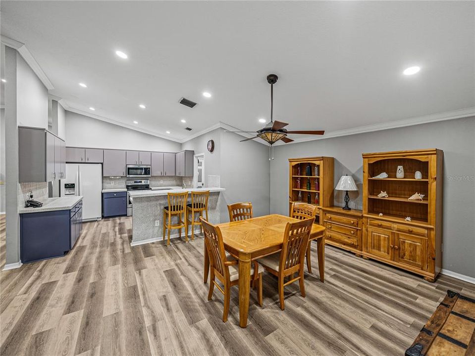 En Venta: $387,000 (4 camas, 2 baños, 2098 Pies cuadrados)